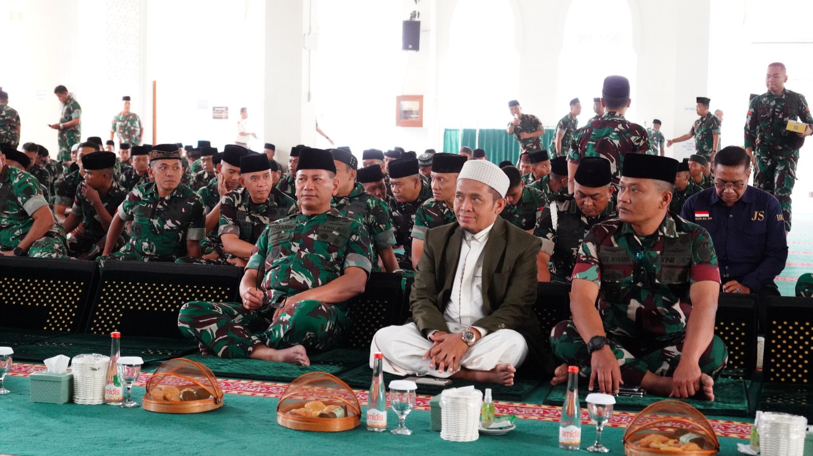 Pangdam III/Siliwangi Mayjen TNI Kosasih duduk berdampingan bersama penceramah DR. KH. A. Ja’far Shodiq, saat menghadiri Peringatan Tahun Baru Islam 1448 H/2026 M di Masjid Al Ikhlas Makodam III/Siliwangi, Kota Bandung, Rabu (24/6/2026) - (Foto: Dokumentasi)