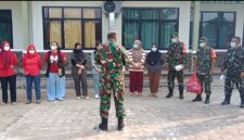 Koramil 0102/Cadasari Kodim 0601/Pandeglang, Kapten Inf. Mane tengah memberikan arahan kepada anggota beserta pegawai UPT Puskesmas Pagadungan jelang aksi pembagian masker gratis, Minaggu (06/09/2026) - (Foto: Istimewa)