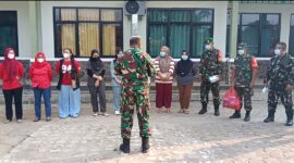 Koramil 0102/Cadasari Kodim 0601/Pandeglang, Kapten Inf. Mane tengah memberikan arahan kepada anggota beserta pegawai UPT Puskesmas Pagadungan jelang aksi pembagian masker gratis, Minaggu (06/09/2026) - (Foto: Istimewa)