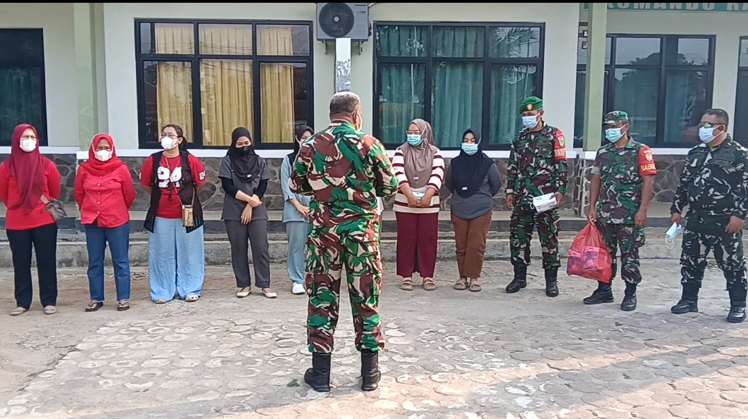 Koramil 0102/Cadasari Kodim 0601/Pandeglang, Kapten Inf. Mane tengah memberikan arahan kepada anggota beserta pegawai UPT Puskesmas Pagadungan jelang aksi pembagian masker gratis, Minaggu (06/09/2026) - (Foto: Istimewa)